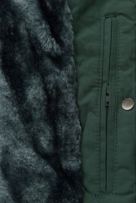 Tmavozelená zimná bunda so sivým plyšom
