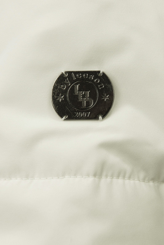 Krémovobiela zimná bunda so sivým plyšom