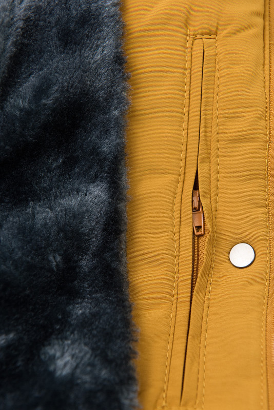 Žltá zimná bunda so sivým plyšom