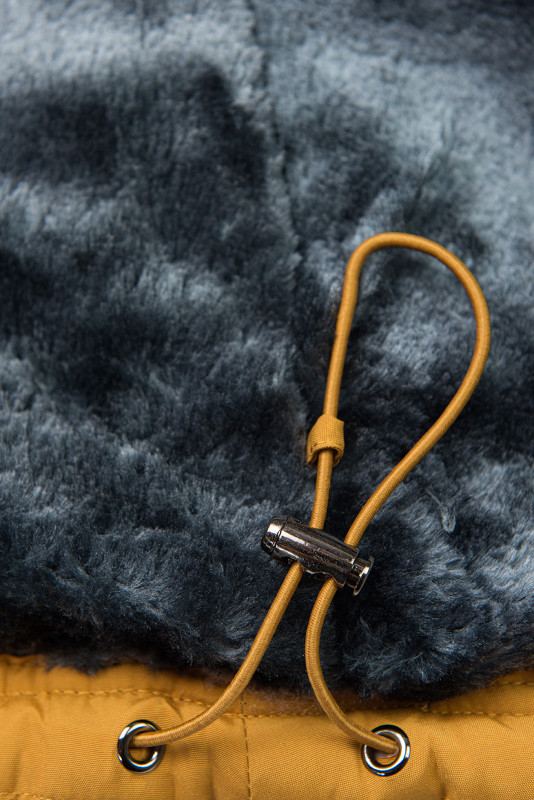 Žltá zimná bunda so sivým plyšom