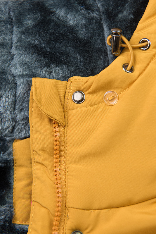 Žltá zimná bunda so sivým plyšom