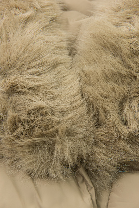 Svetlobéžová zimná bunda s opaskom a kožušinou