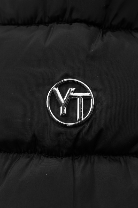 Čierna zimná bunda s opaskom a kožušinou