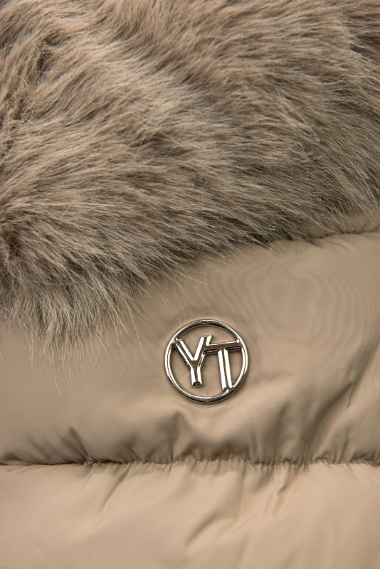 Tmavobéžová zimná bunda s opaskom a kožušinou