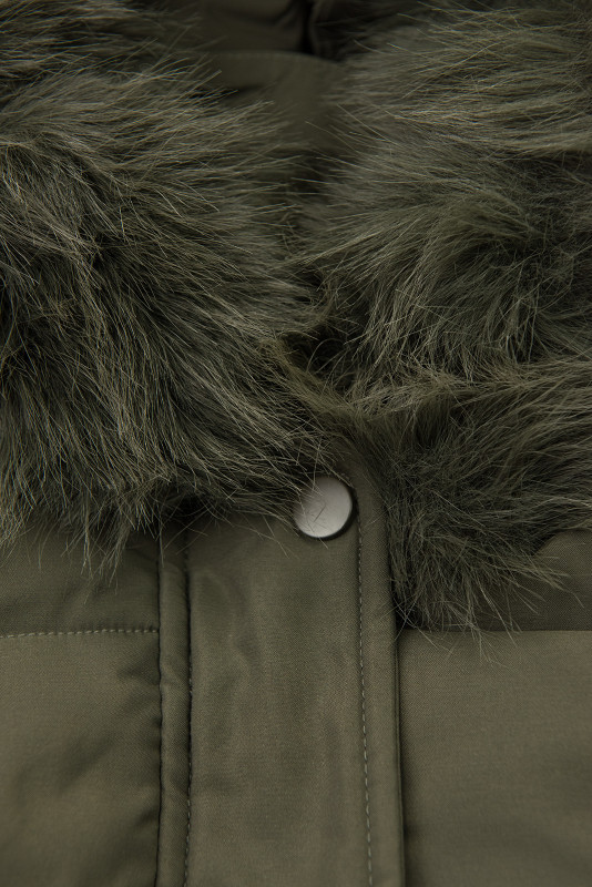 Zimná bunda s odopínacou umelou kožušinou tmavozelená