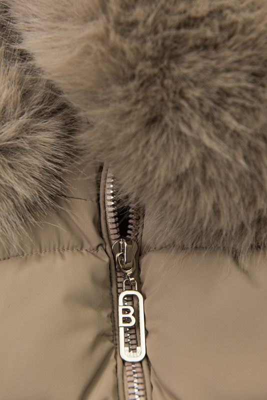 Béžová zimná prešívaná bunda s kožušinou