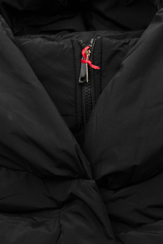 Čierna zimná vesta s kapucňou