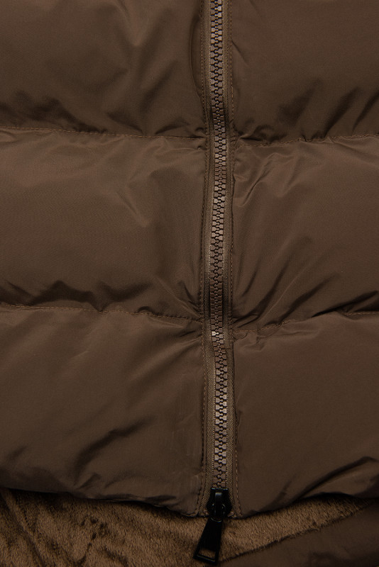 Hnedá dlhá prešívaná vesta