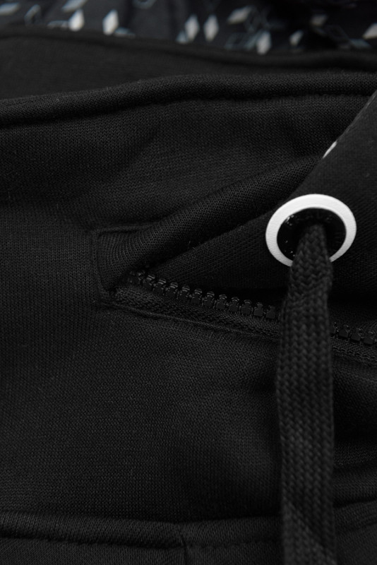 Čierna mikina s vysokým golierom