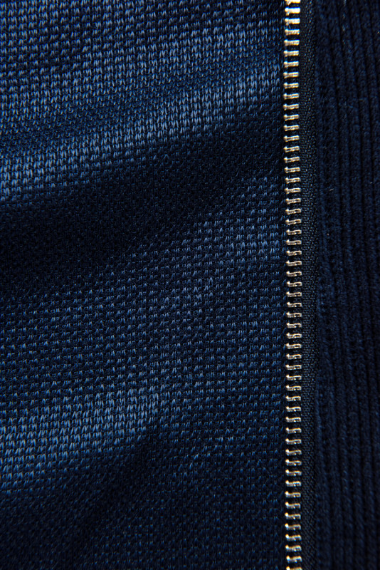 Tmavomodrá súprava s pruhmi