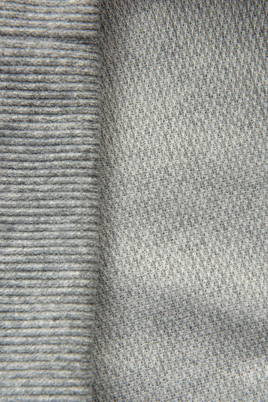 Sivo-čierna tepláková súprava s golierom