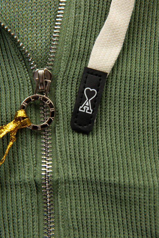 Olivovozelená súprava s pruhmi