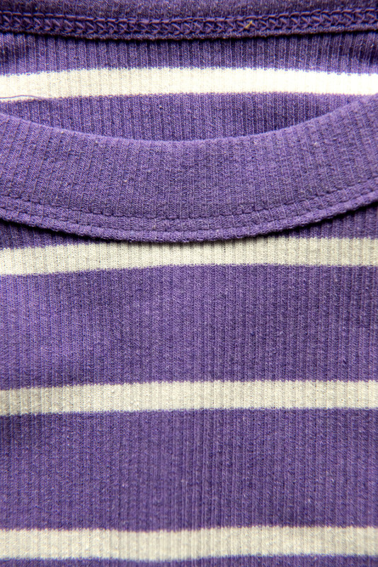 Fialové pruhované šaty na ramienka