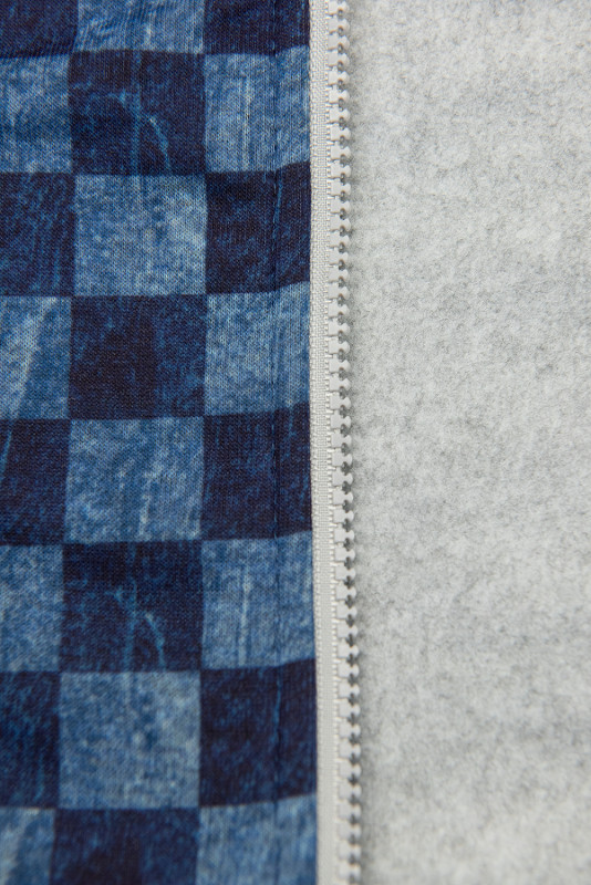 Tmavomodrá mikina so šachovnicovým vzorom