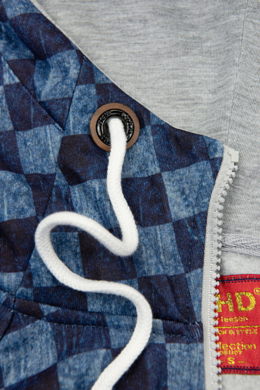 Tmavomodrá mikina so šachovnicovým vzorom