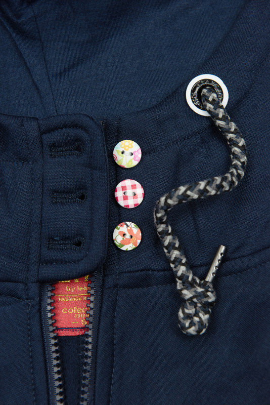 Tmavomodrá mikina v kombinovaných materiáloch