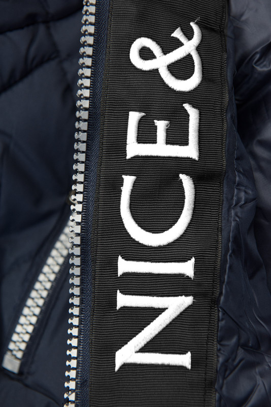 Tmavomodrá ľahká prešívaná bunda