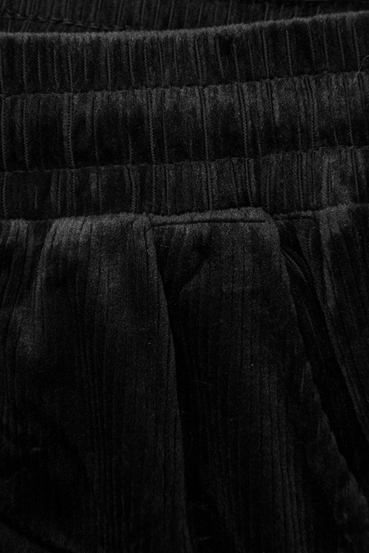 Čierne ležérne nohavice s menčestrovým vzorom