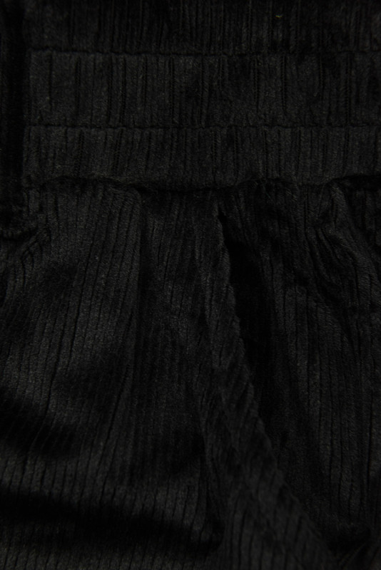 Čierne nohavice so šnurovaním v páse