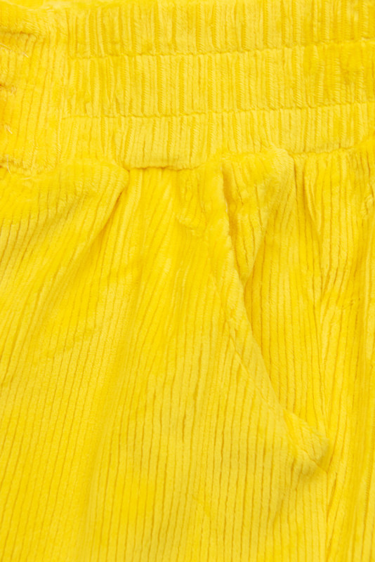 Žlté nohavice so šnurovaním v páse