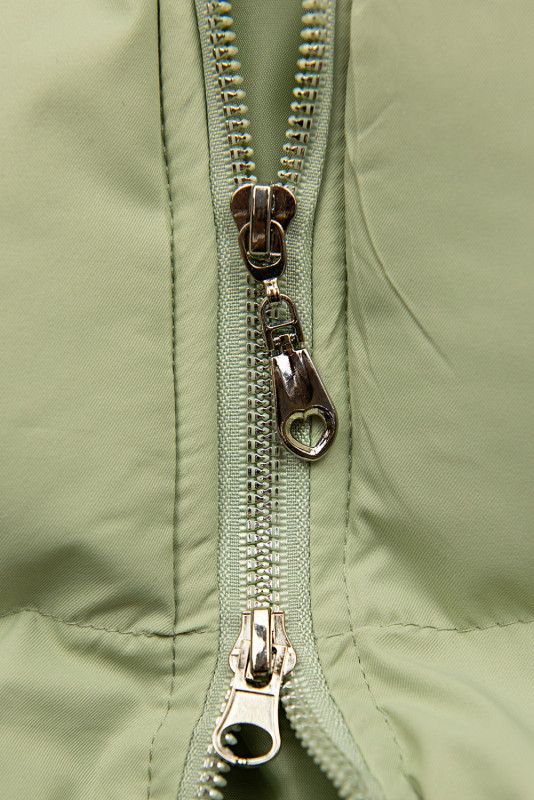 Svetlozelená prešívaná vesta s kapucňou