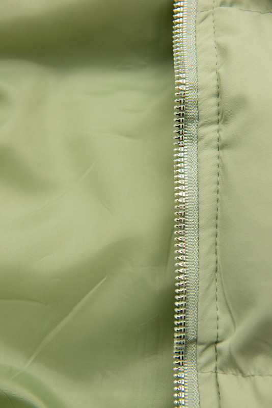 Svetlozelená prešívaná vesta s kapucňou