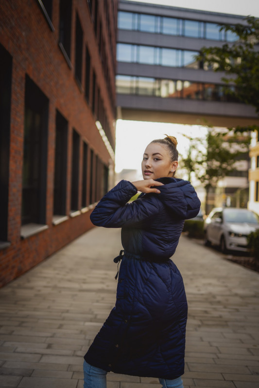 Tmavomodrá prešívaná bunda so sťahovaním v páse