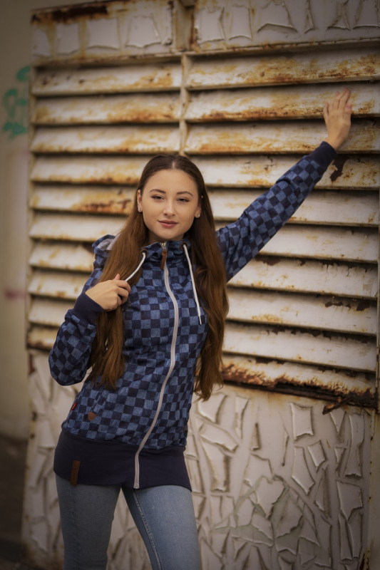 Tmavomodrá mikina so šachovnicovým vzorom