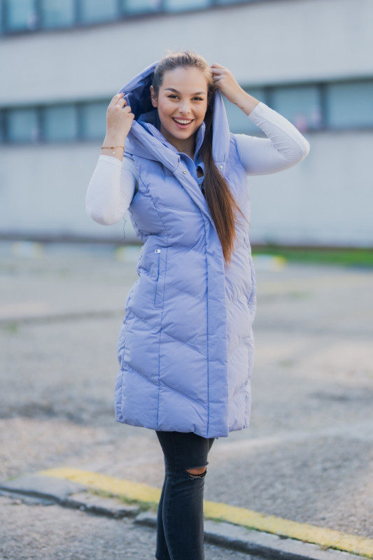 Čierna zimná vesta s kapucňou